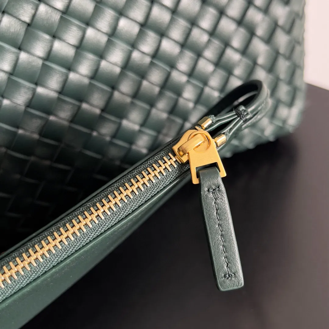 Batch 2860 Classic returns... (large size 51cm) • Cabat, born in 2001, is one of the most iconic styles of the Bottega Veneta workshop. The whole bag is made of top-grade imported lambskin. There is no exposed logo on the whole bag, but with the classic wide woven elements, you can tell who it belongs to at a glance! Can be carried on one shoulder, very practical! Style number: 608811 Size: 51*18*28